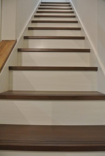 新築白い階段と木目濃い色の踏み台 LIXIL階段施工事例
