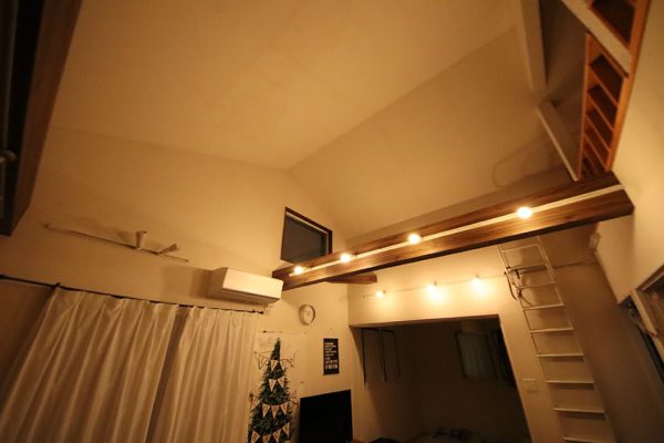 勾配天井（傾斜天井）の調光可能照明 暖色
