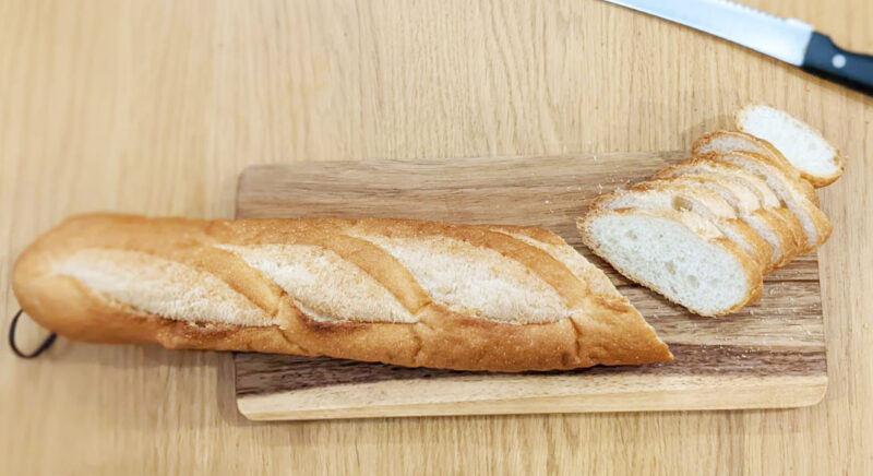 ニトリのカッティングボードでフランスパンを切ってみる